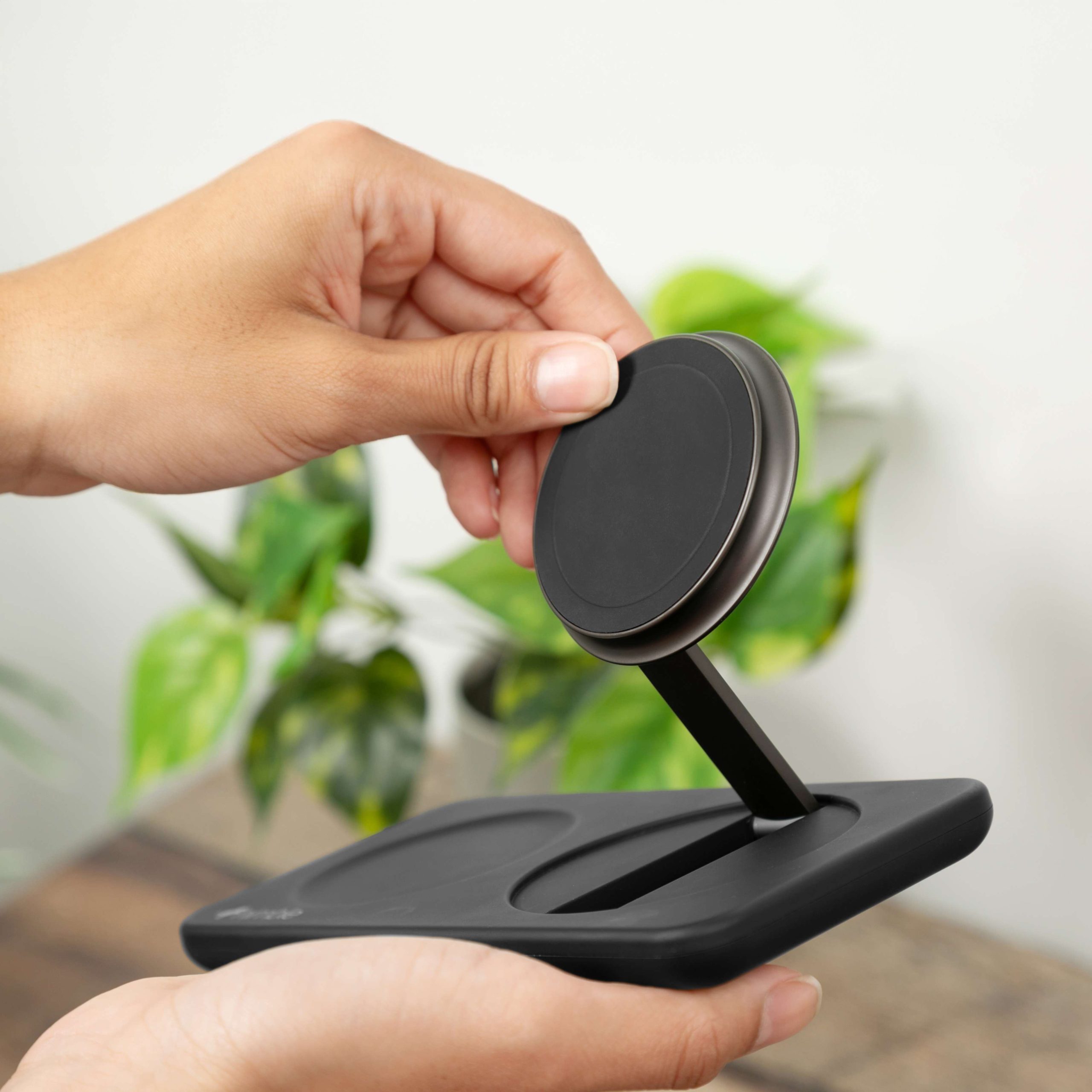 Nimble Podium 2-in-1 Wireless Charging Stand - Image 18